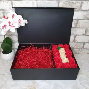 Schwarze Box mit Rosen