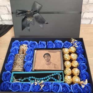 Große Geschenkbox mit Rosen, Schokolade und Satinband