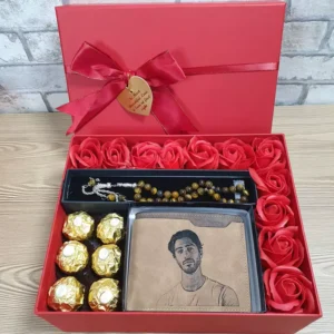 Geschenkbox mit Rosen, Schokolade und Satinband