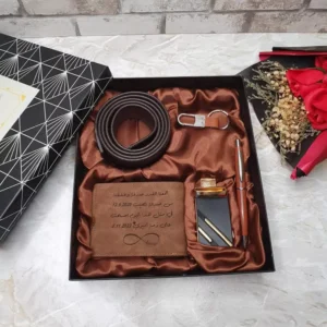 Ein Geschenkset für Herren mit einer Geldbörse, Gürtel und Lasergravur