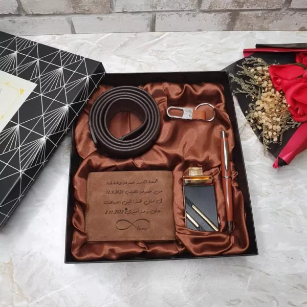 Ein Geschenkset für Herren mit einer Geldbörse, Gürtel und Lasergravur