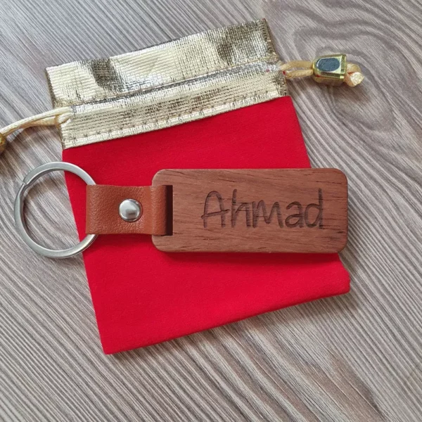 ⁦تعليقة مفاتيح خشب مع نقش بايلزر الاسم⁩ - الصورة ⁦1⁩