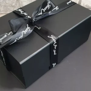 صندوق هدايا اسود مع مغناطيس